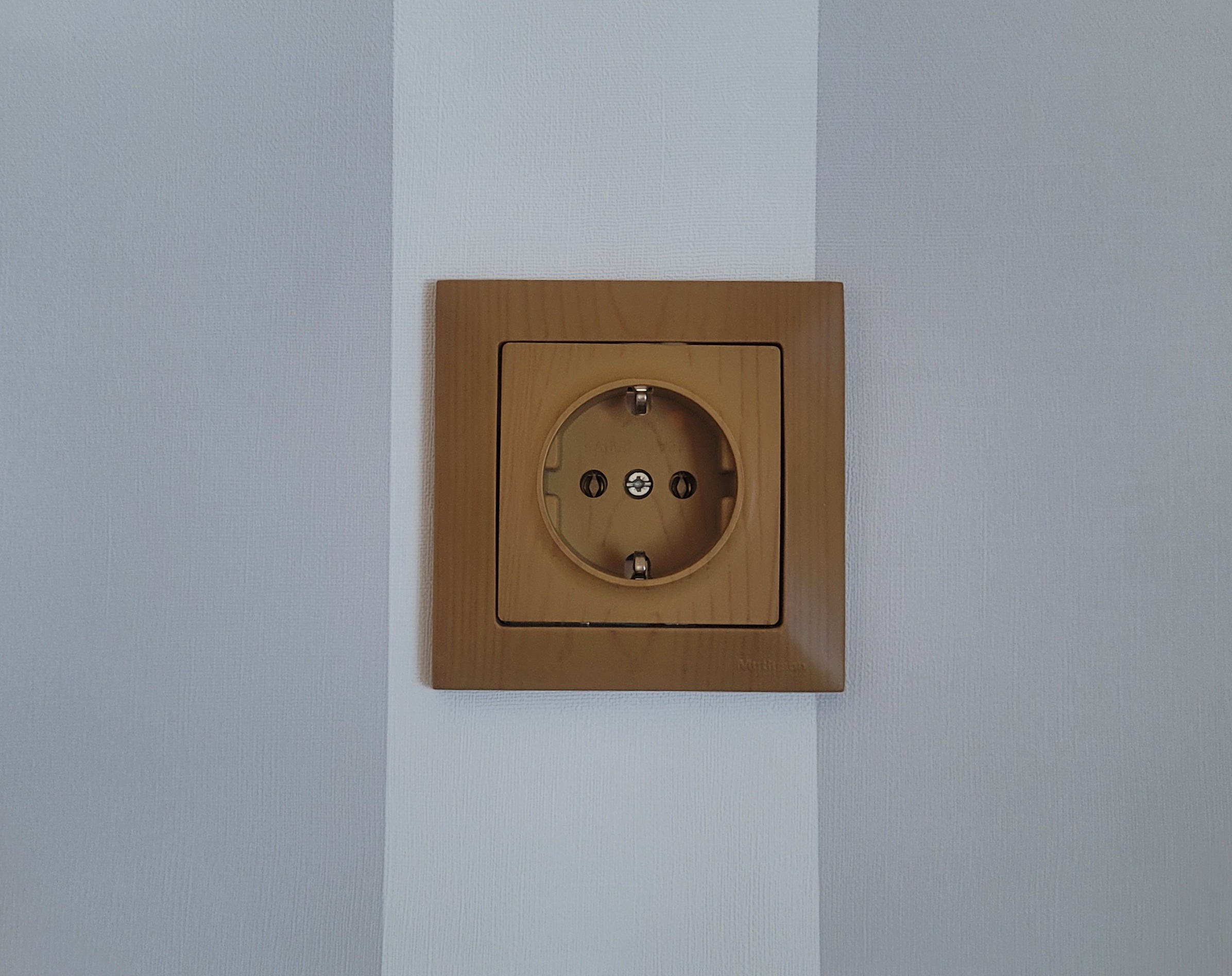 Sparset 120x Steckdose mit Kindersicherung Holz Optik Eiche CANDELA