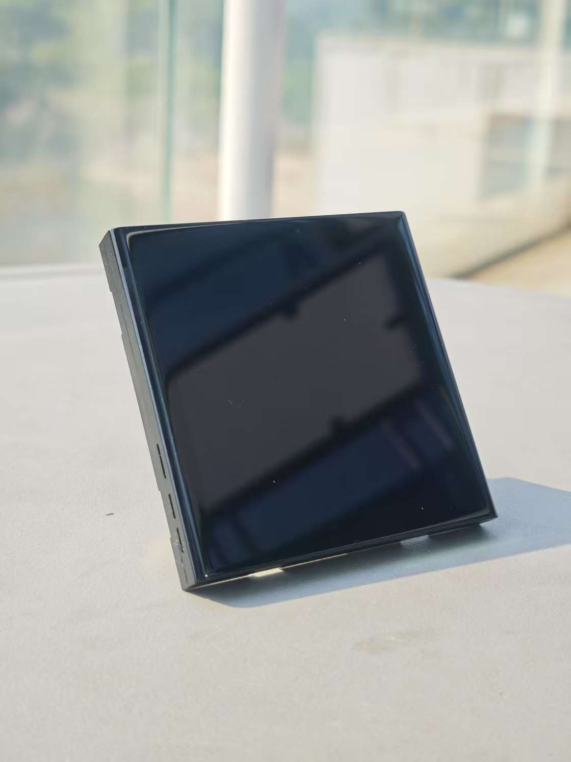 4 Zoll KNX Taster mit Touch Display 4 Zoll KNX Taster mit Touch Display