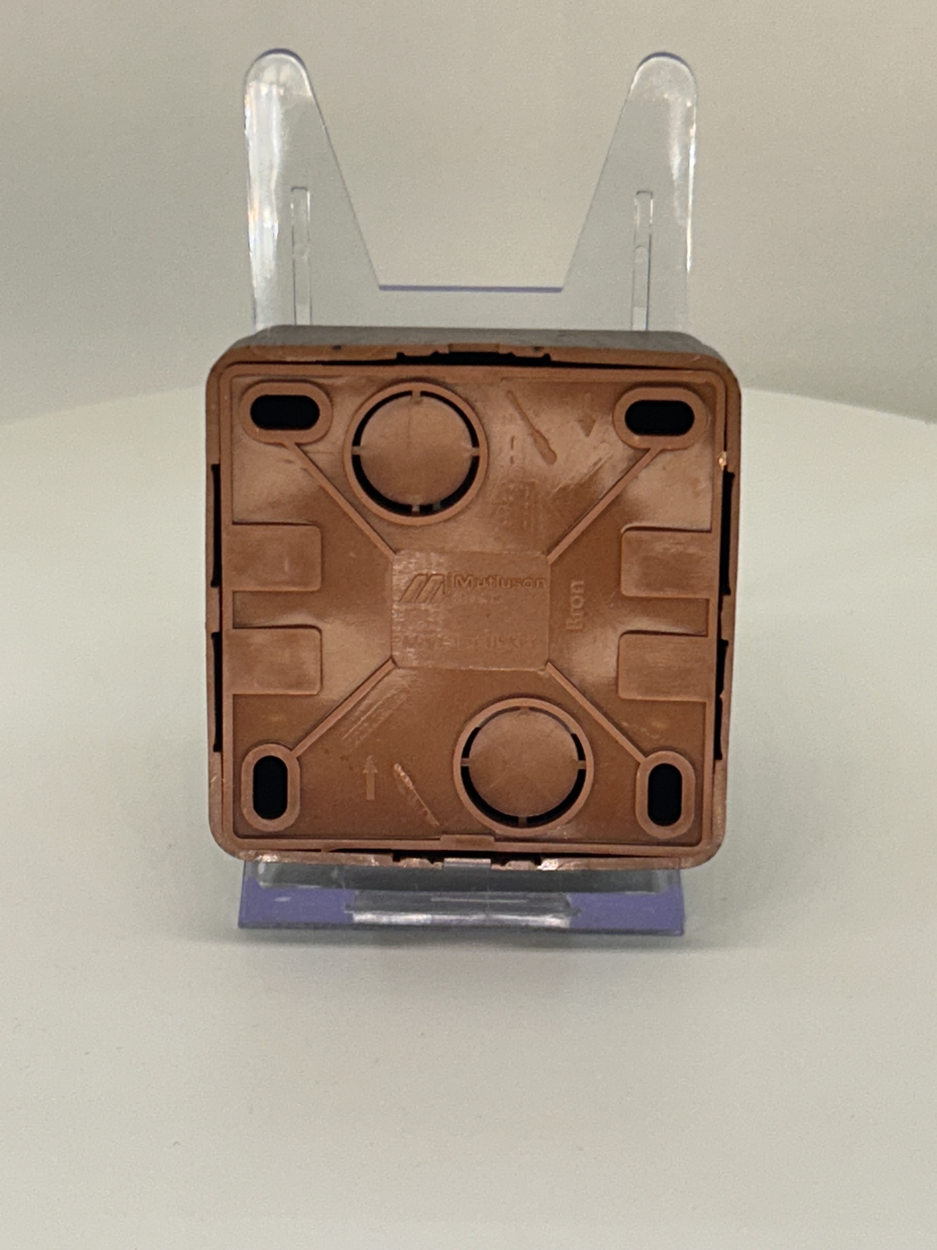 Steckdose mit Klappdeckel Walnuss · BRON Steckdose mit Klappdeckel Walnuss · BRON