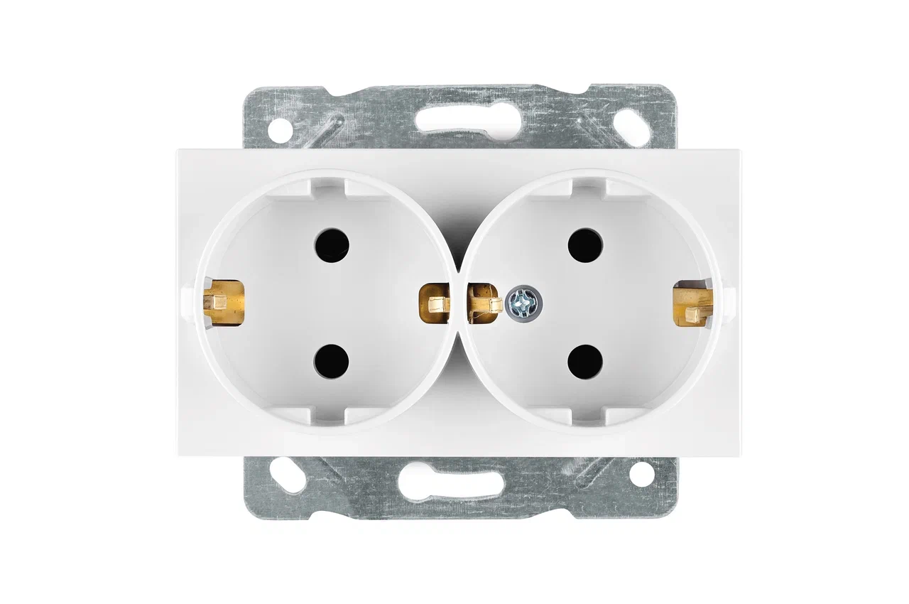Doppelte Schutzkontakt-Steckdose in Weiß · SELENE