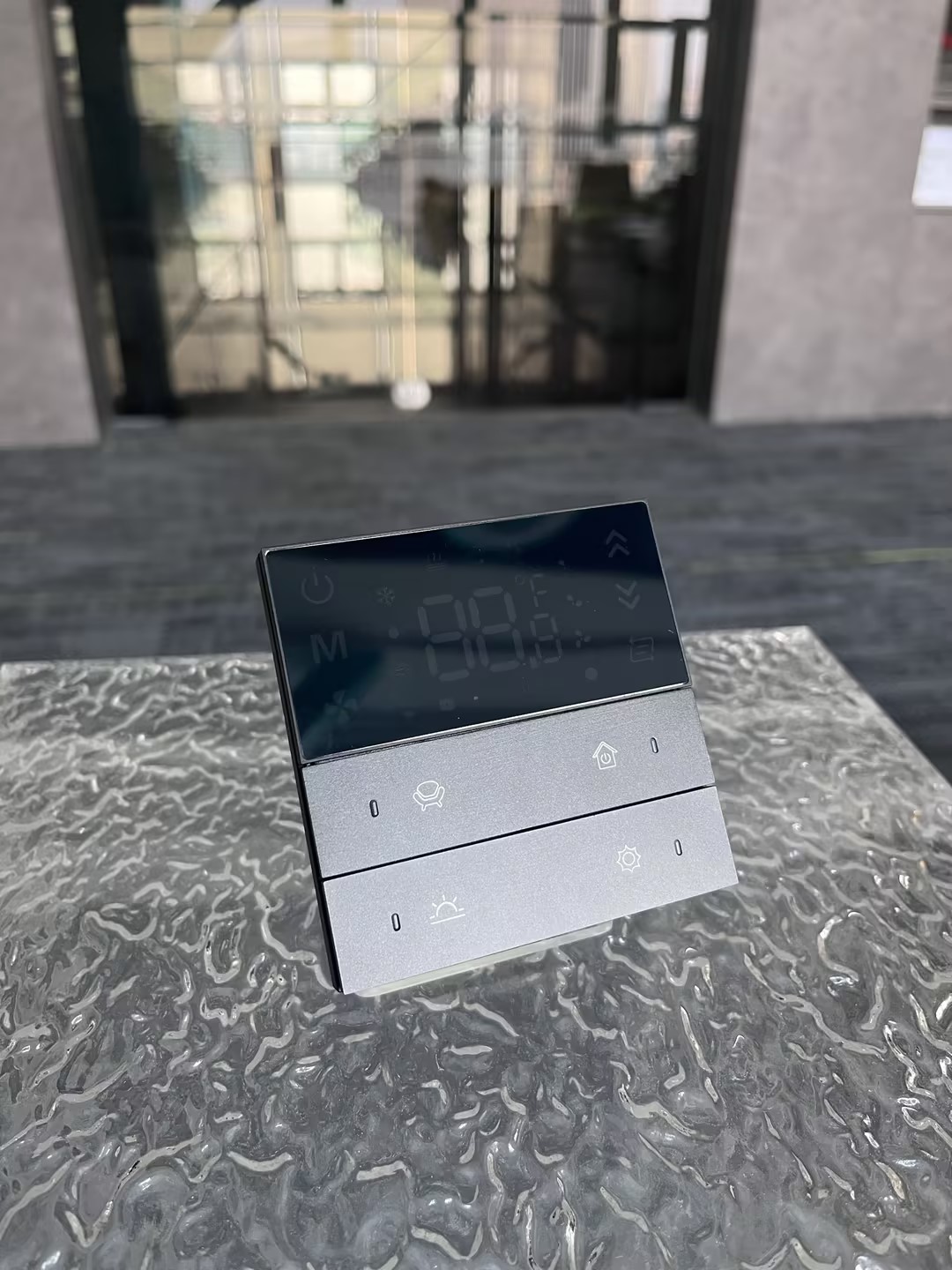 4 fach KNX Taster mit Touchscreen Thermostat 4 fach KNX Taster mit Touchscreen Thermostat