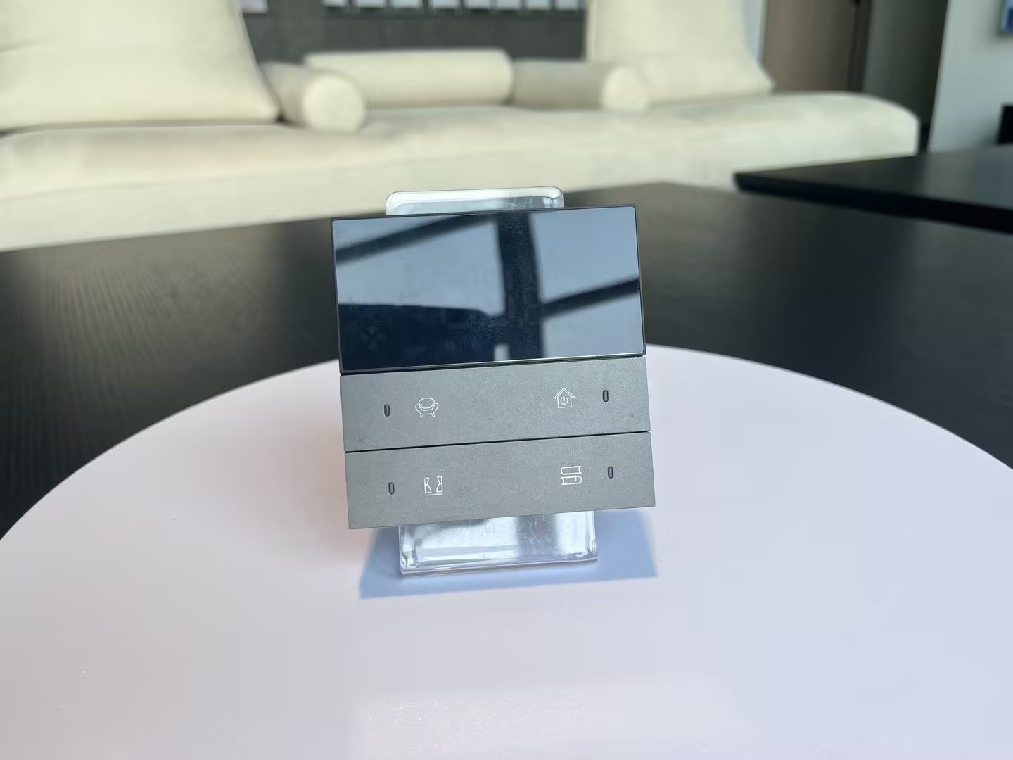 4 fach KNX Taster mit Touchscreen Thermostat 4 fach KNX Taster mit Touchscreen Thermostat