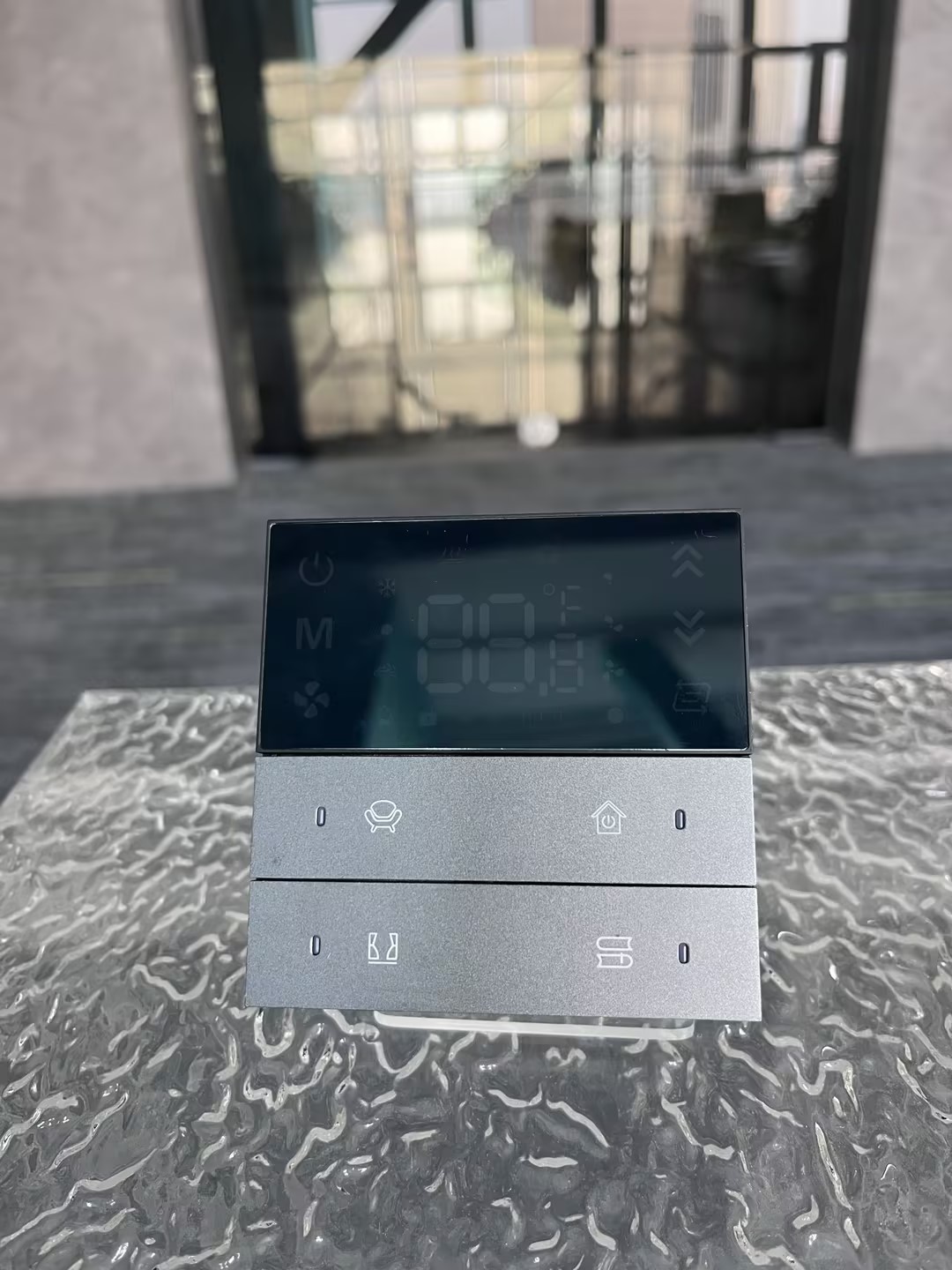 4 fach KNX Taster mit Touchscreen Thermostat 4 fach KNX Taster mit Touchscreen Thermostat