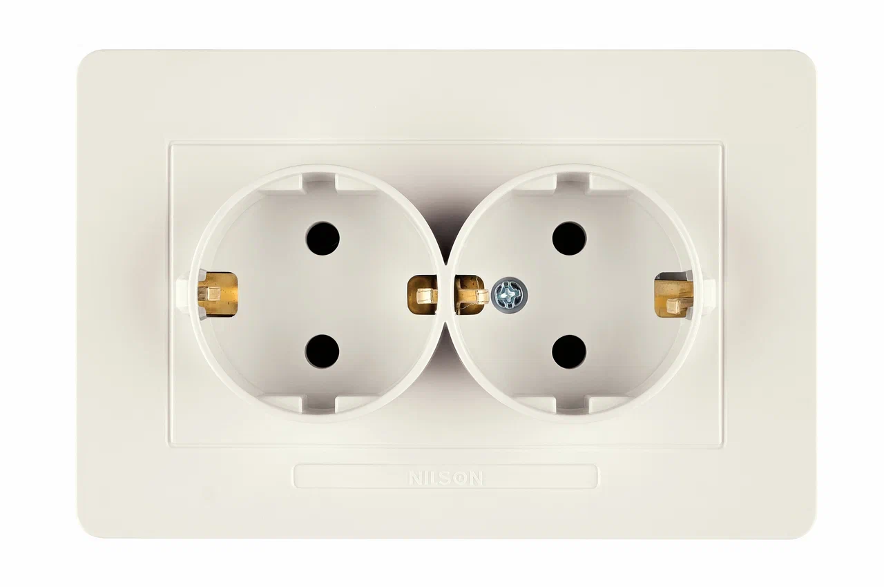 Doppelte Schutzkontakt-Steckdose mit Rahmen in Creme Set · SELENE