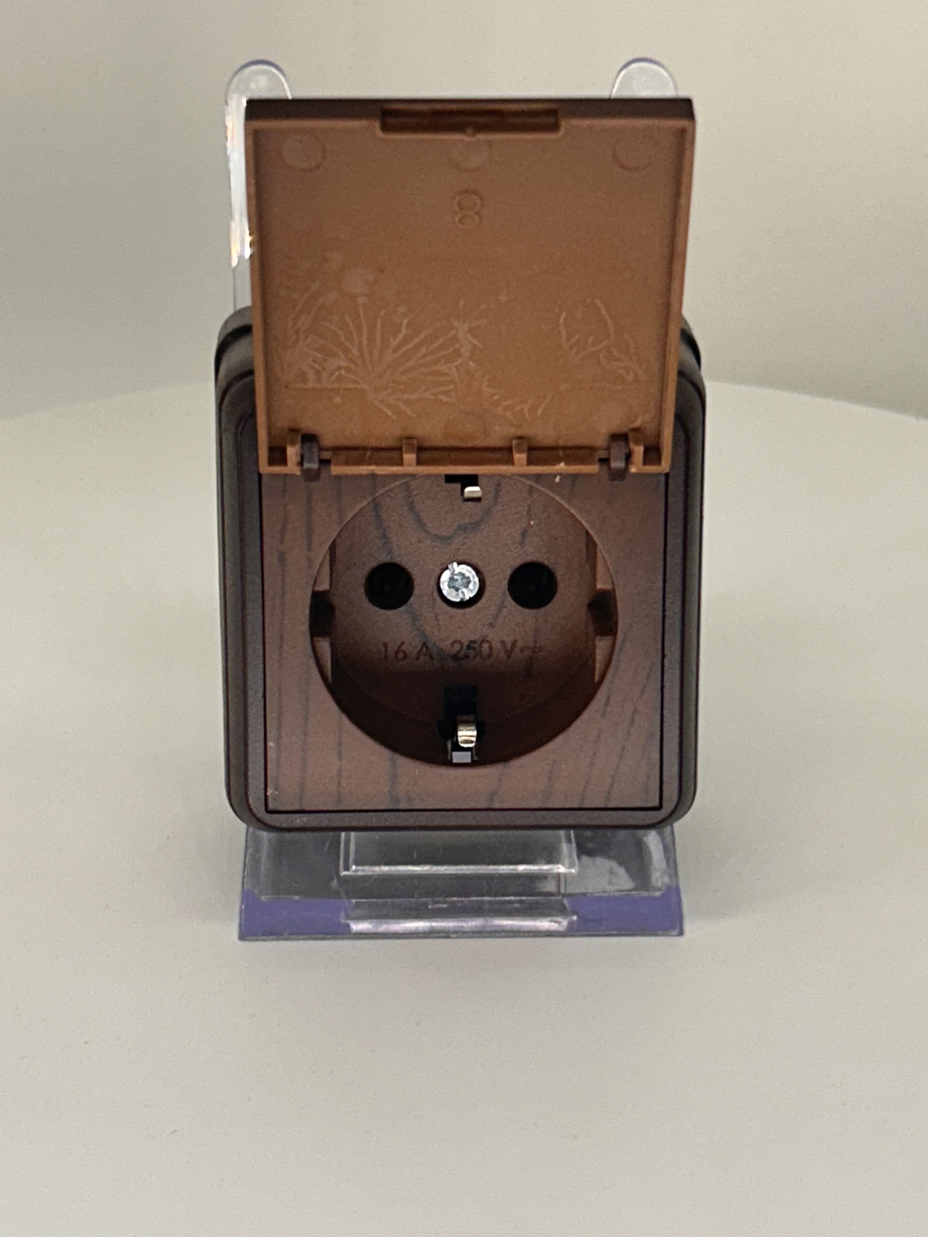 Steckdose mit Klappdeckel Walnuss · BRON Steckdose mit Klappdeckel Walnuss · BRON