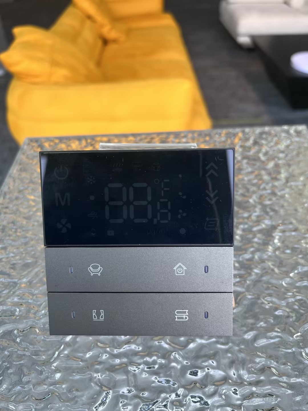 4 fach KNX Taster mit Touchscreen Thermostat 4 fach KNX Taster mit Touchscreen Thermostat