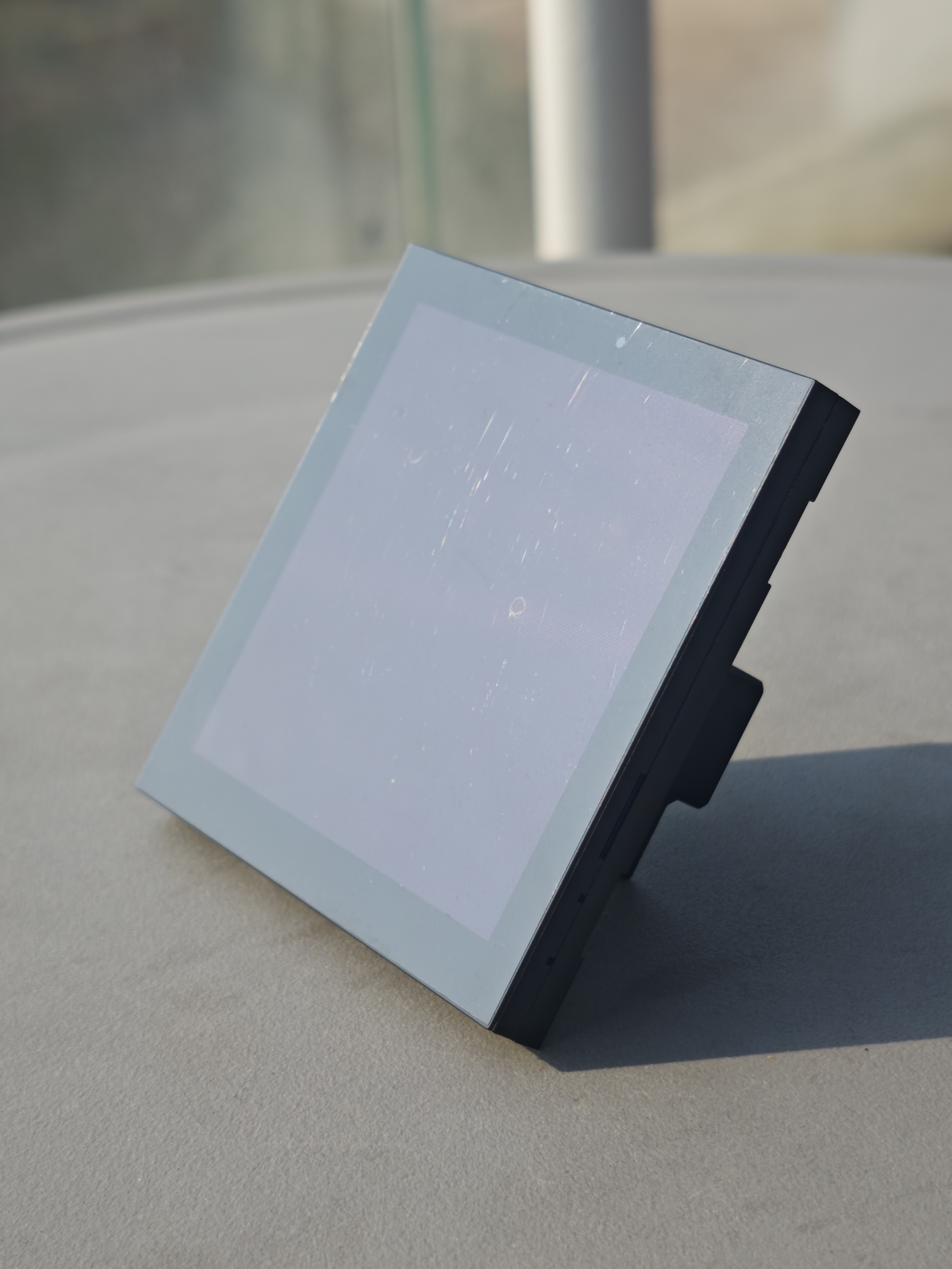 4 Zoll KNX Taster mit Touch Display 4 Zoll KNX Taster mit Touch Display